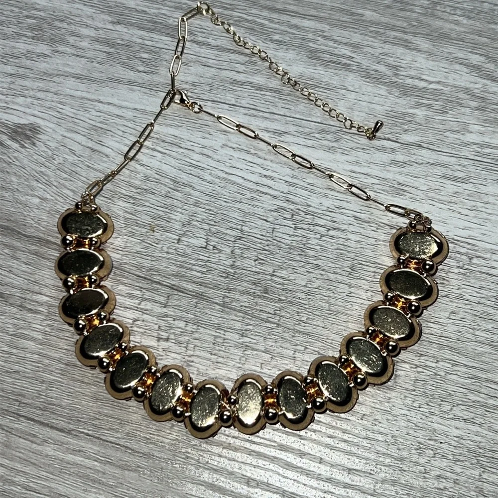 Pink gem necklace with gold link chain - Picture 4 of 5